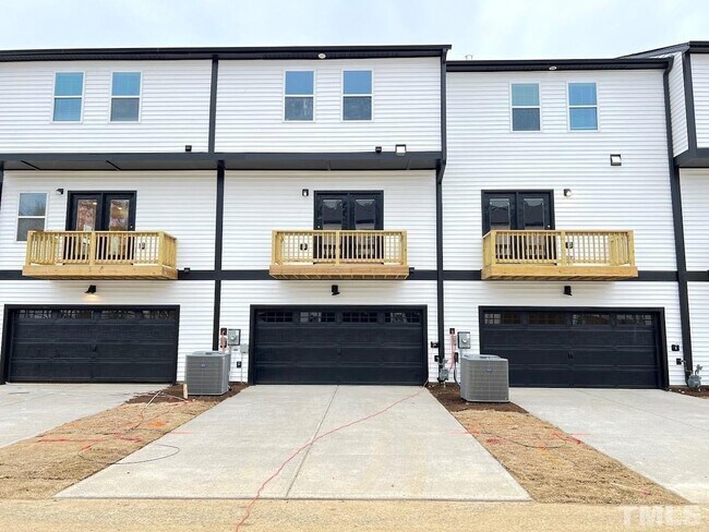 Foto del edificio - 4 Bedroom Luxury Townhome close to Raleigh Downtown