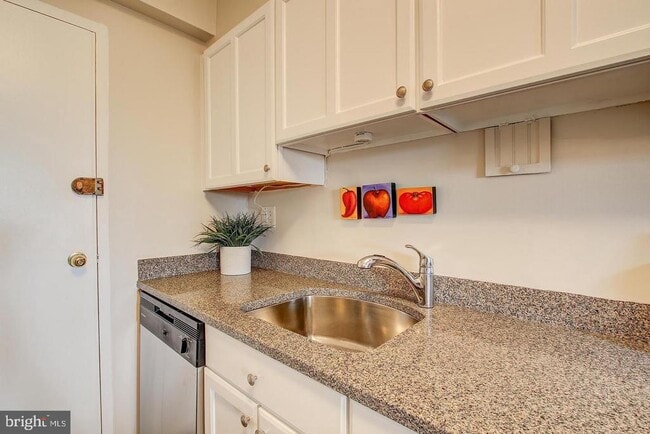 Foto del edificio - 4201 Cathedral Ave NW