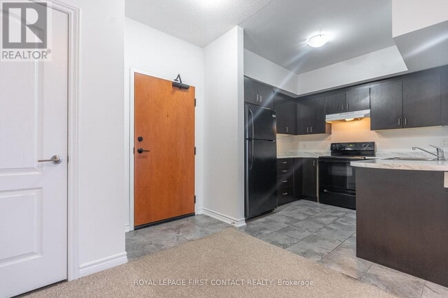 Building Photo - 720 Yonge St