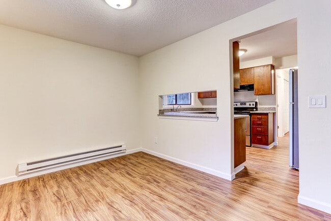 Building Photo - Spacious 2 Bedroom Apartment Home Ready Fo...