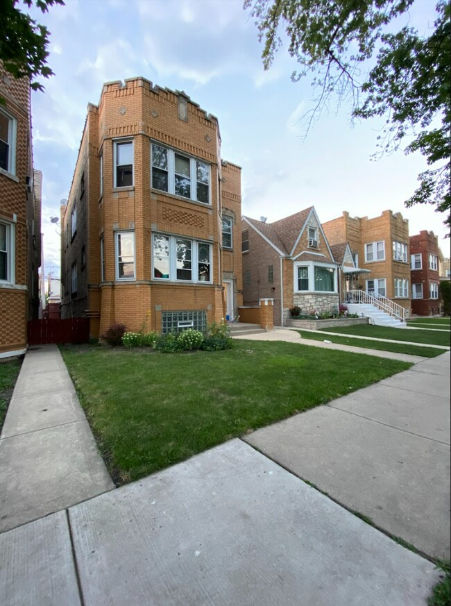 Building Photo - 5246 W Melrose St