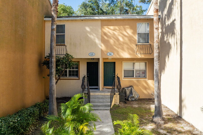 Foto del edificio - Uptown Townhomes