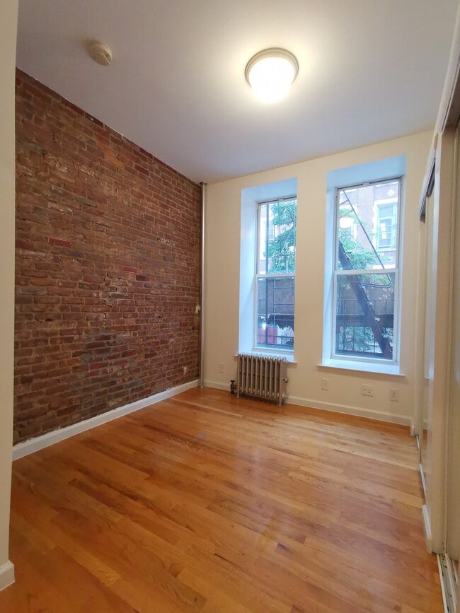 Building Photo - 231 E 24th St