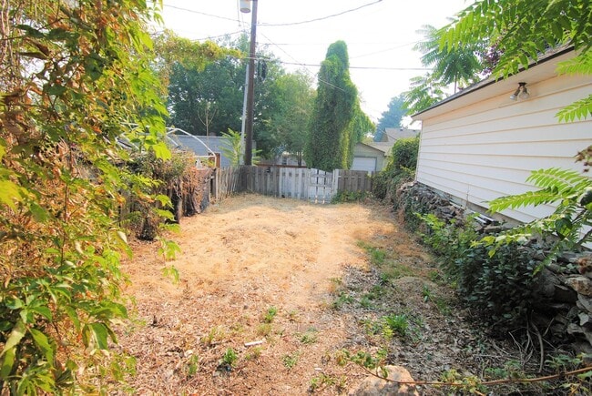 Building Photo - Charming 3 Level Home!