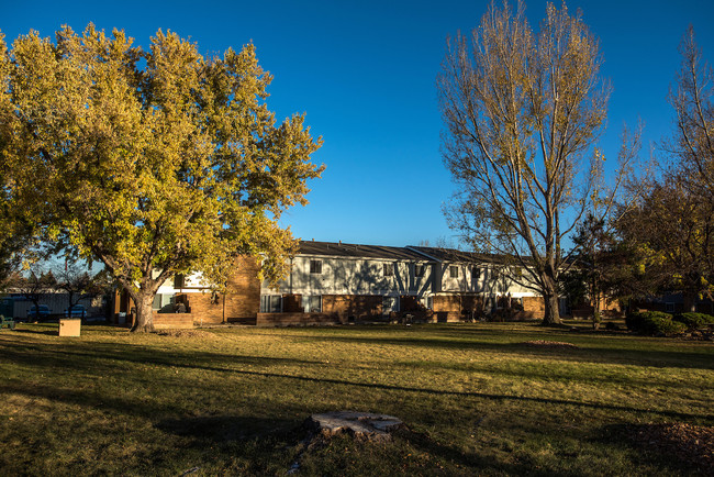 Building Photo - Autumn Lake