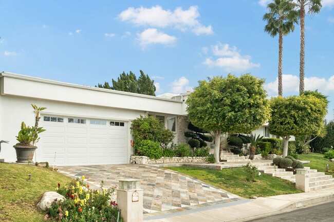 Foto del edificio - 15947 High Knoll Rd