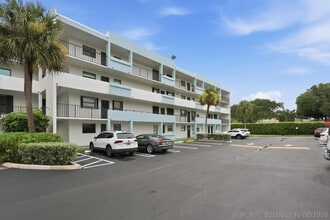 Building Photo - 555 Banyan Tree Ln