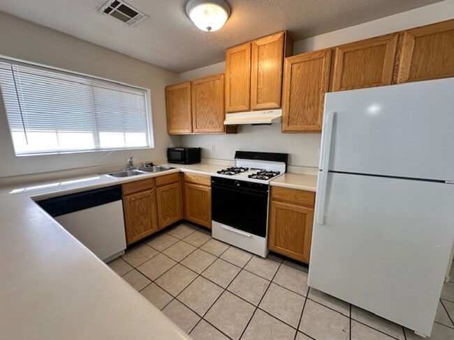Building Photo - Move-In Discount -- 2 Bedroom - 2 bath Apartment with Garage!