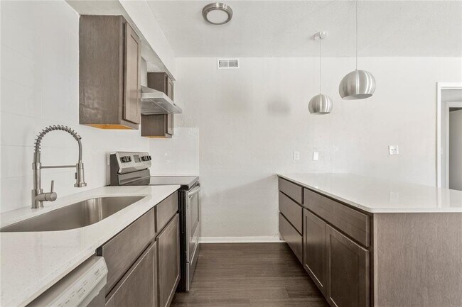 Building Photo - 2810 Dorchester Dr