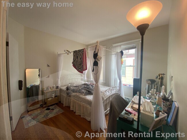 Building Photo - 24-26 Burnham St Unit #2
