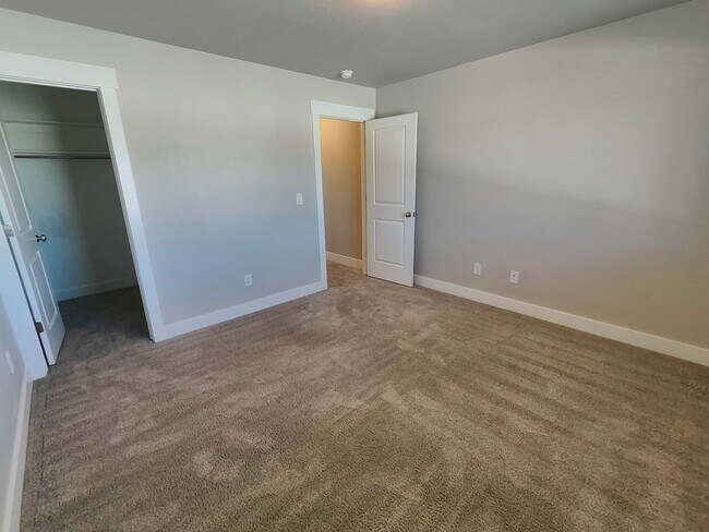 Foto del edificio - Spacious 6 Bed, 3.5 Bath Home in Clinton, UT