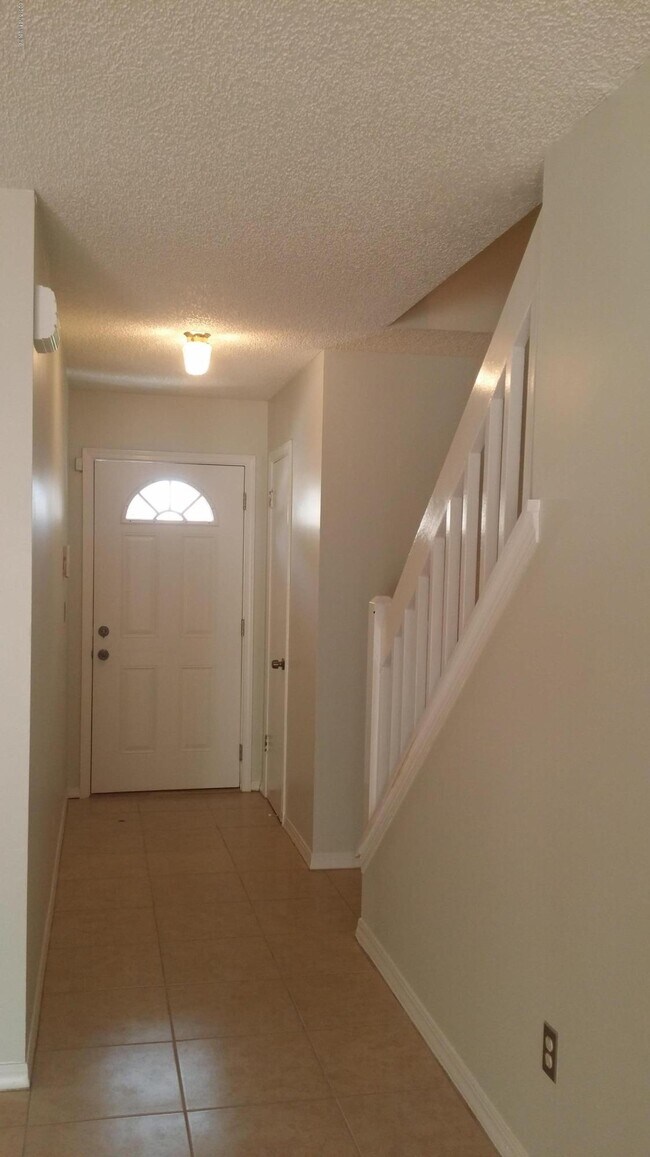 Building Photo - 5626 Bennington Dr