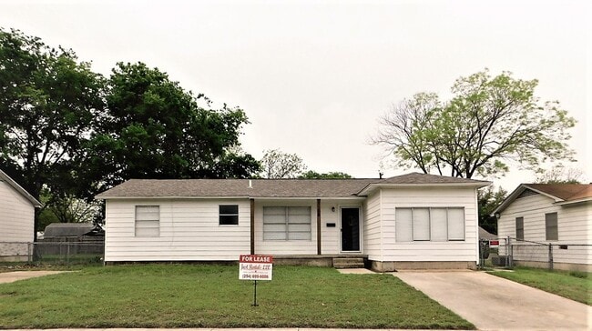 Building Photo - Available NOW!!!! Gorgeous 1 story, 4 bedroom, 1 bath home with a fenced yard and storage buildin...