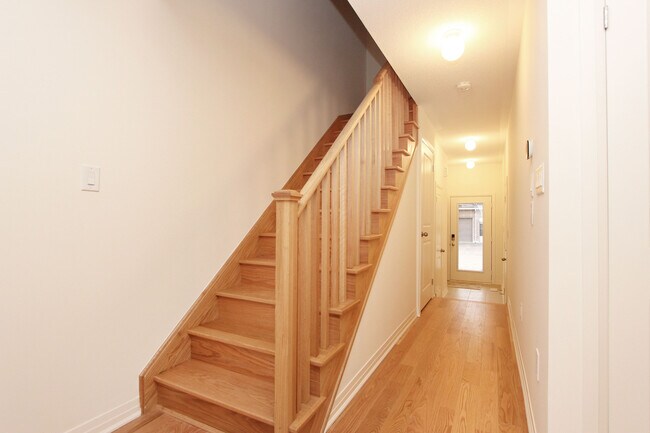 Photo du bâtiment - Fantastic Townhouse in Bowmanville Waterfront Community! (3 Bed, 2.5 Bath)