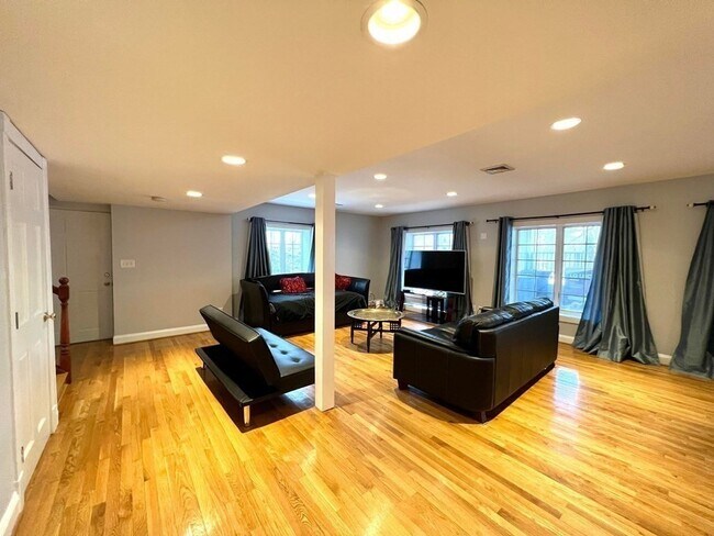 Foto del edificio - 135 Fresh Pond Pky