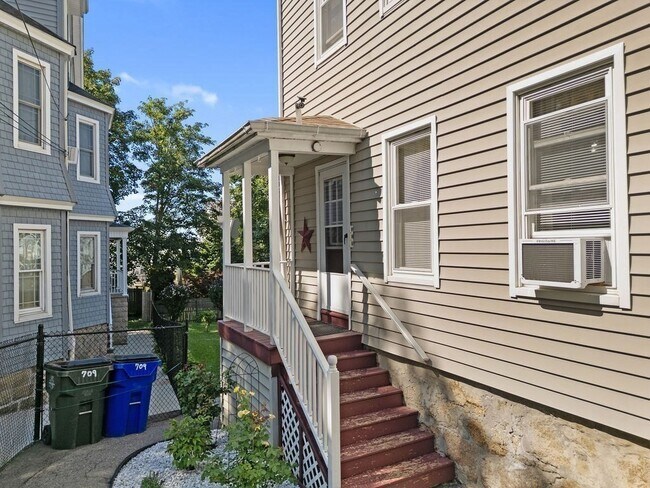 Building Photo - 709 Maple St