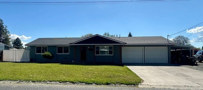 Foto del edificio - Freshly remodeled 3 bdrm, 2 bath with deta...