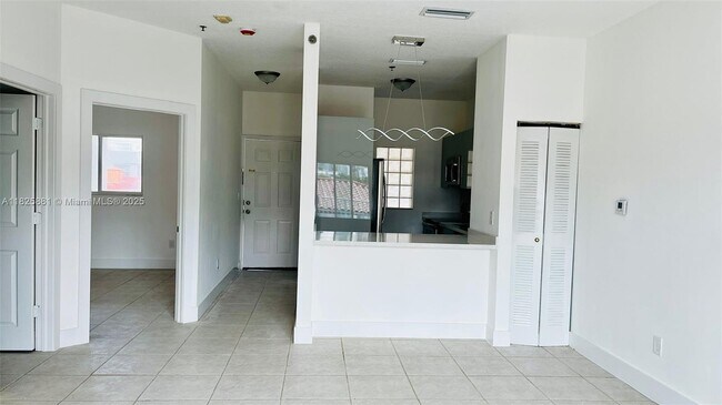 Foto del edificio - 695 SW 11th St