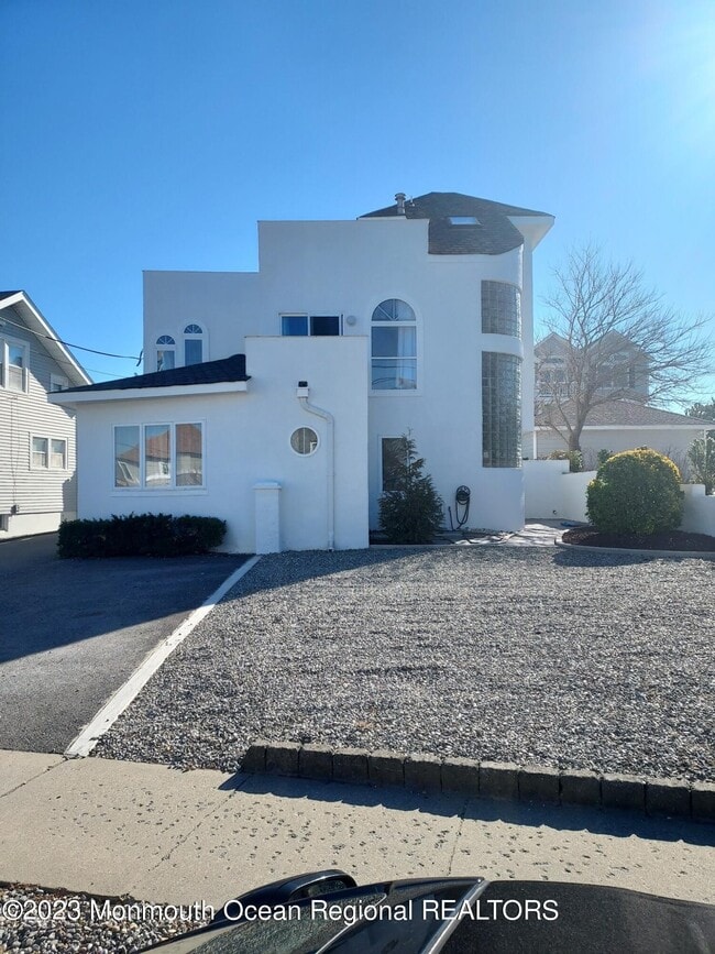 Building Photo - 1322 Ocean Ave N