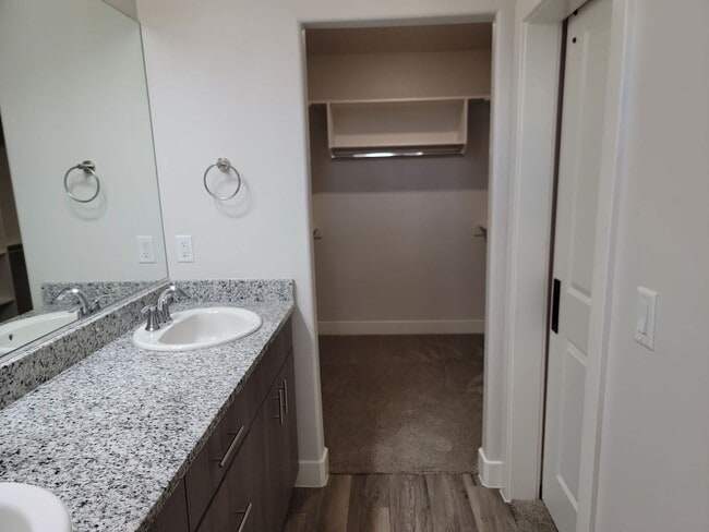 Foto del edificio - Pet Friendly and Modern End-Unit Townhome!