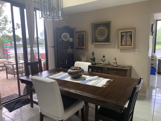 Foto del edificio - 5692 Fox Hollow Dr