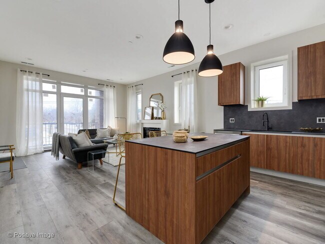 Foto del edificio - 730 E Irving Park Rd