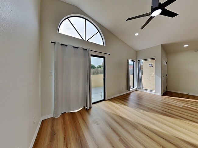 Building Photo - 739 Golden Sunshine Cir