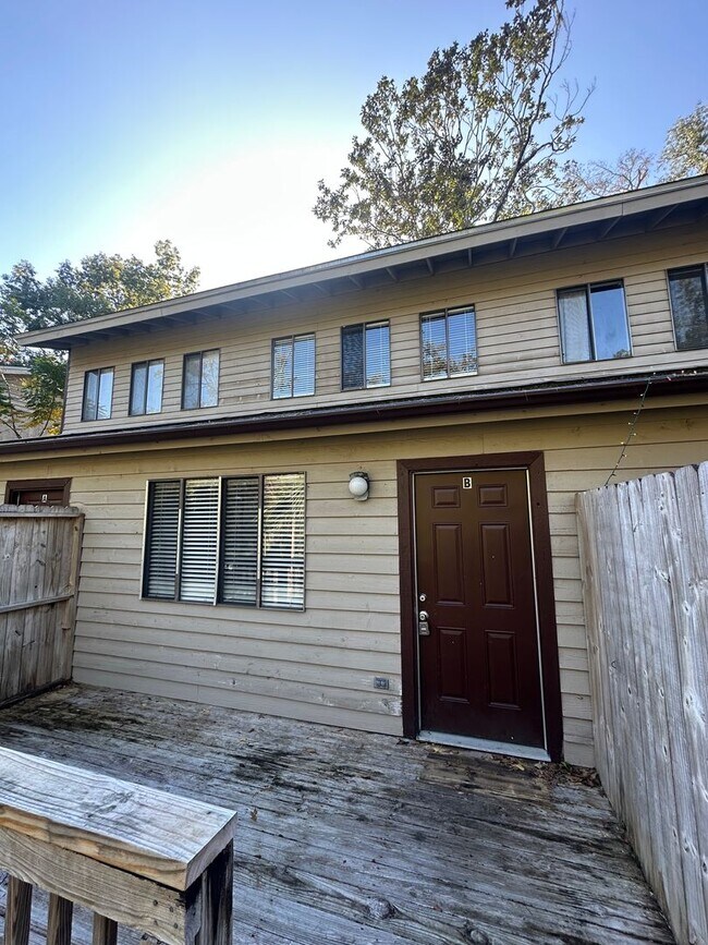 Building Photo - 2 story townhome bear CASCADES PARK w/ W/D