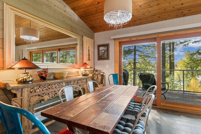 Foto del edificio - 2 bedroom, 2 bathroom Whitefish Condo, steps away from Whitefish Lake, minutes from the ski slopes!