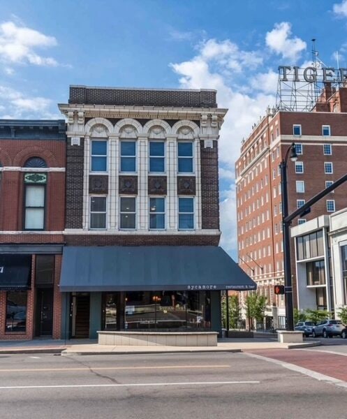 Building Photo - 802 E Broadway
