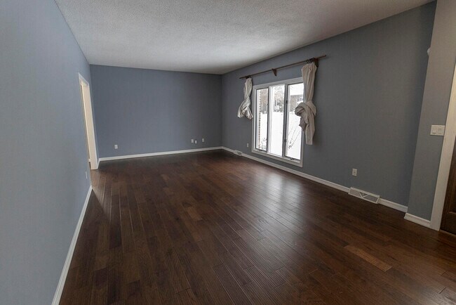 Building Photo - 4500 W Bridgewood Dr