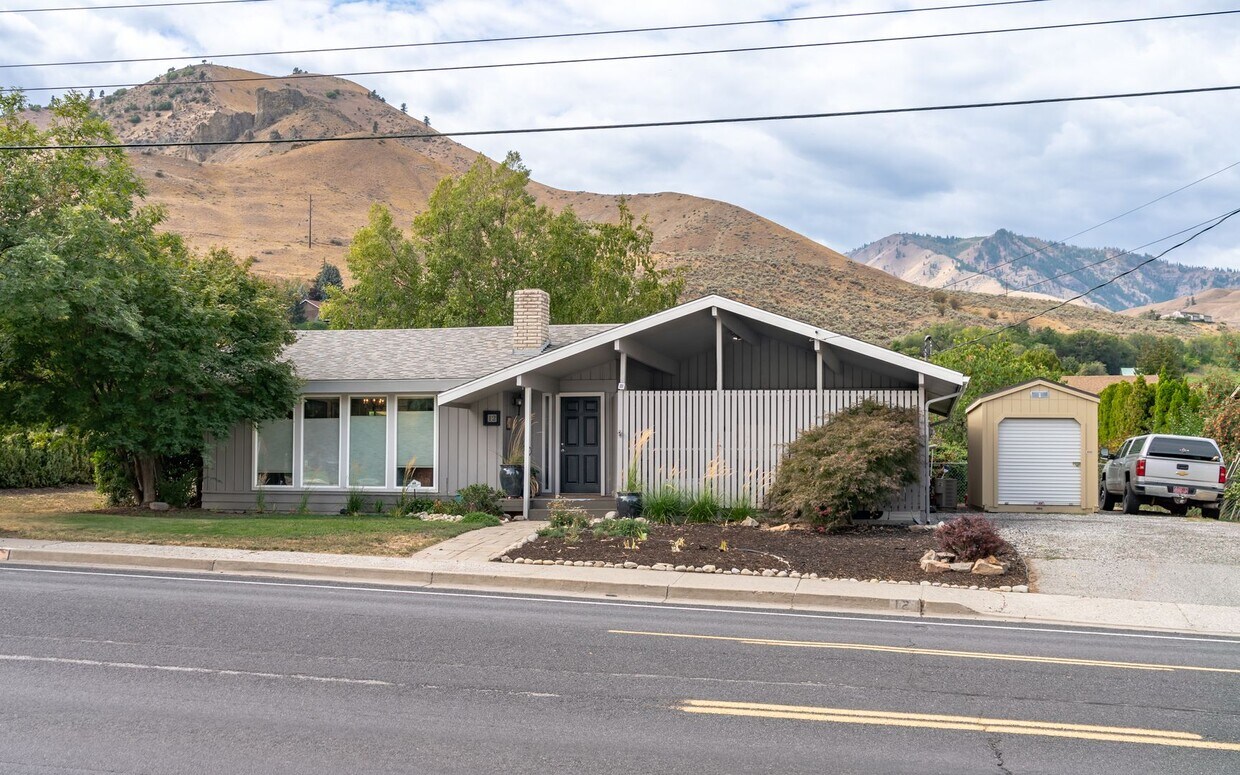 Foto principal - 3 Bedroom 2 Bath Fully Fenced Back Yard