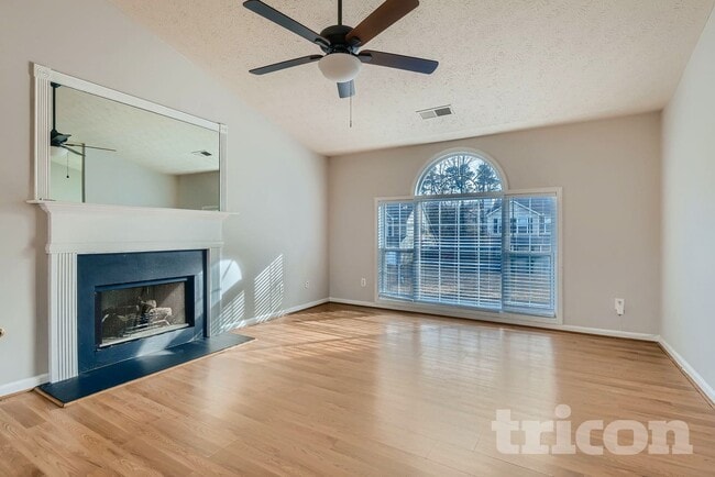 Foto del edificio - 3020 Lake Park Ct