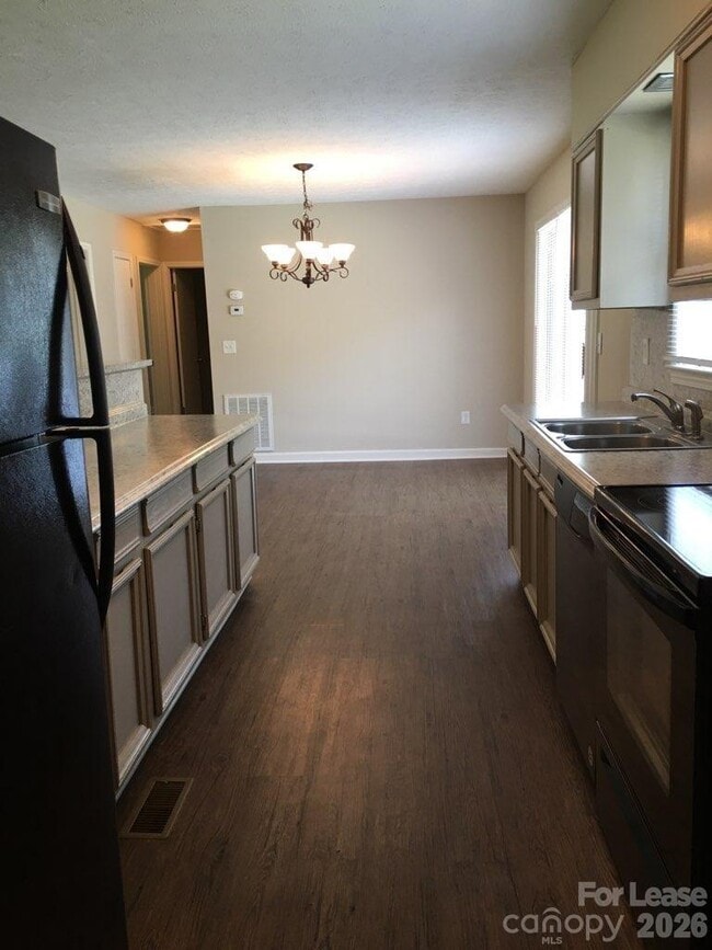 Building Photo - 311 Hillcrest Dr