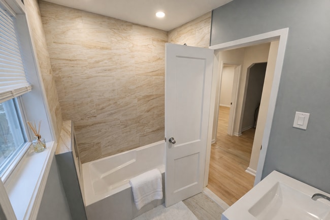 Foto del edificio - 220 University Blvd E