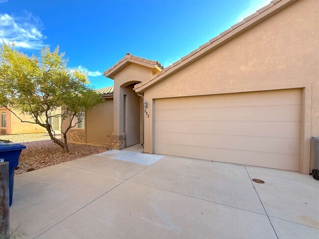 Building Photo - 3 Bed, 2 Bath, 2 Car garage Duplex Unit