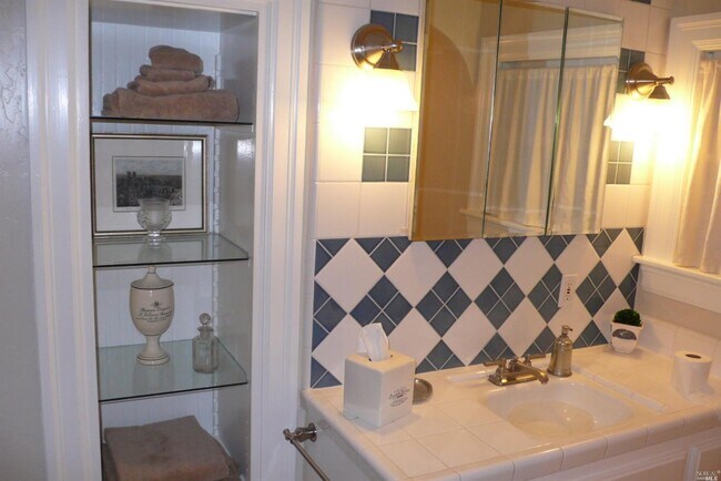 Second full bathroom. - 527 Monroe St