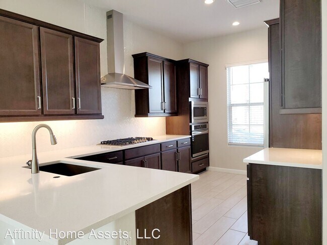 Building Photo - 3 br, 2 bath House - 6519 E Bluefield Ave