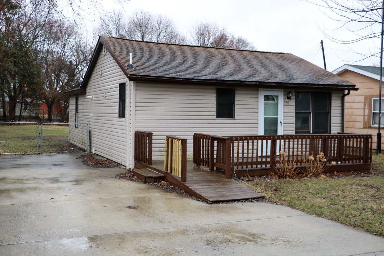 Primary Photo - 330 E Beech St