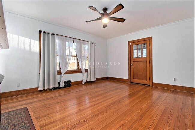 Building Photo - Morton Meadows Beauty!