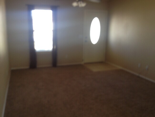 Building Photo - 3 Bedroom 2 Bath Home With Privacy-Fenced ...