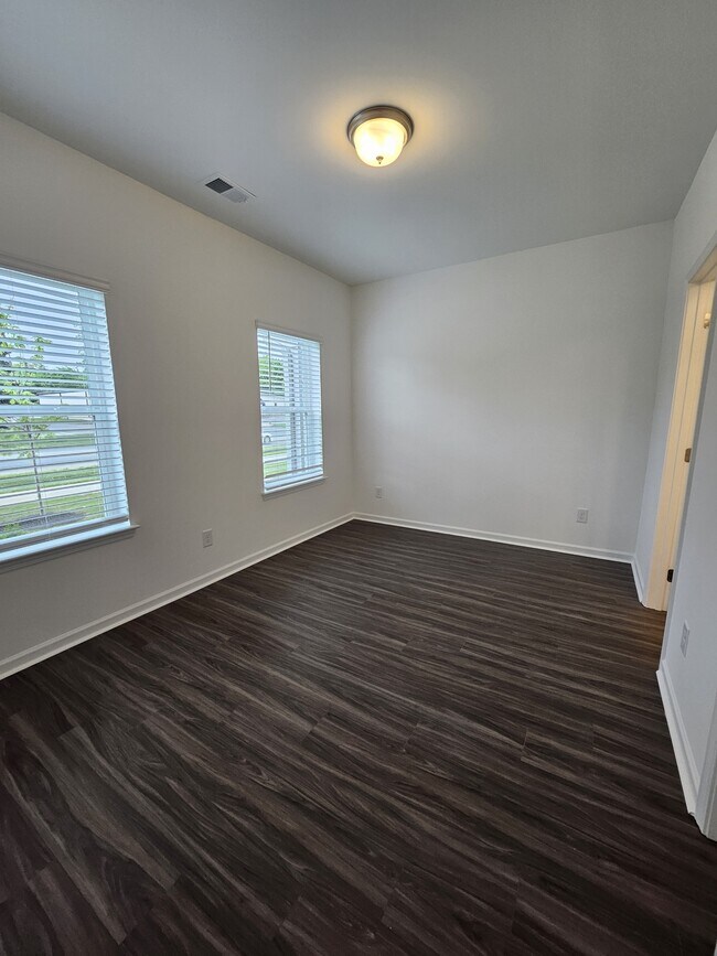 Foto del edificio - 129 Rosebush Ln