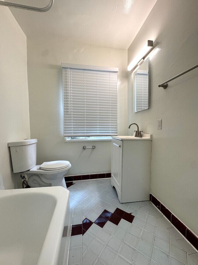 Building Photo - 1 Bed 1 Bath in Hollywood Heights with Par...