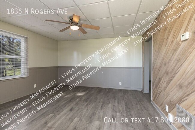 Foto del edificio - 1835 N Rogers Ave