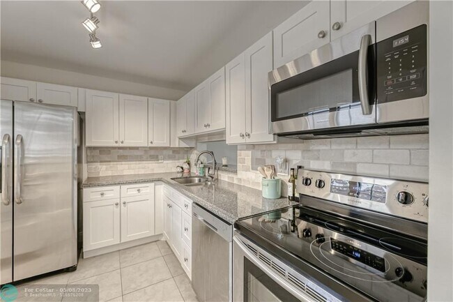 Building Photo - 5190 Las Verdes Cir