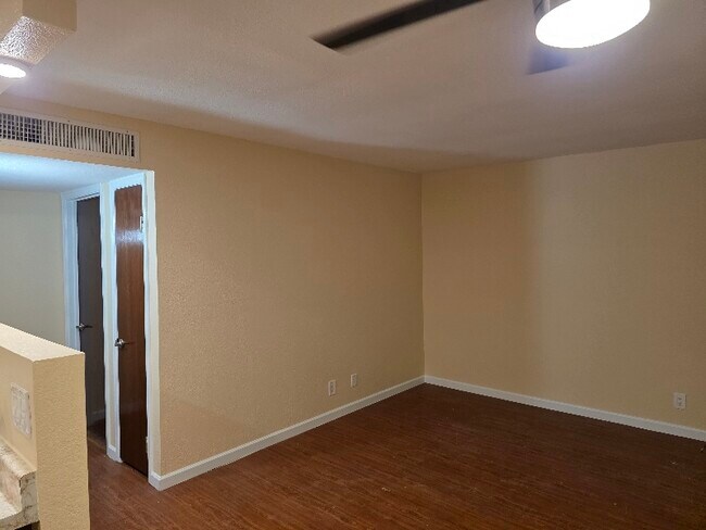 Foto del edificio - 3010 N Edith Blvd