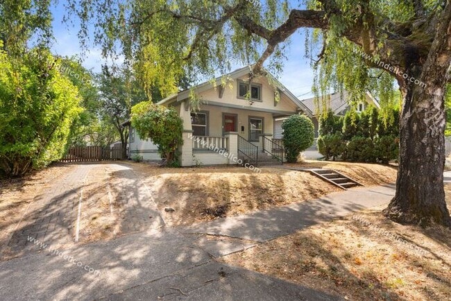 Building Photo - Pet-Friendly Portsmouth Bungalow with Fenc...