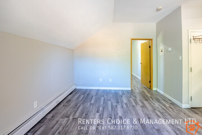 Photo du bâtiment - MAIN FLOOR UNIT With Assigned Parking and ...