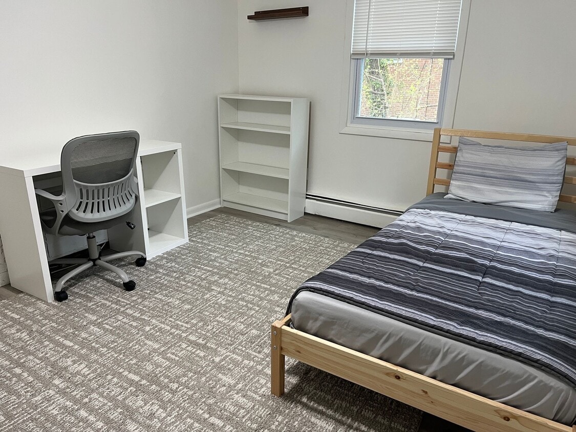 upstairs bedroom - 114 S Lee St (Falls Church, VA)