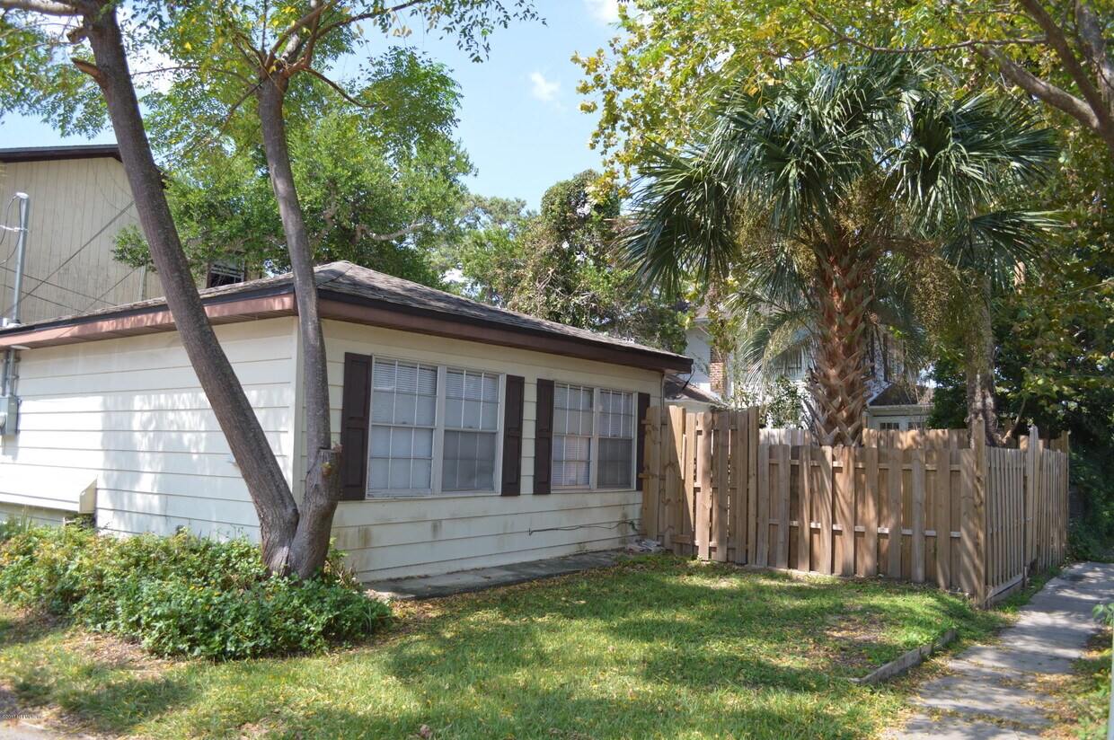 Primary Photo - 3648 Riverside Ave